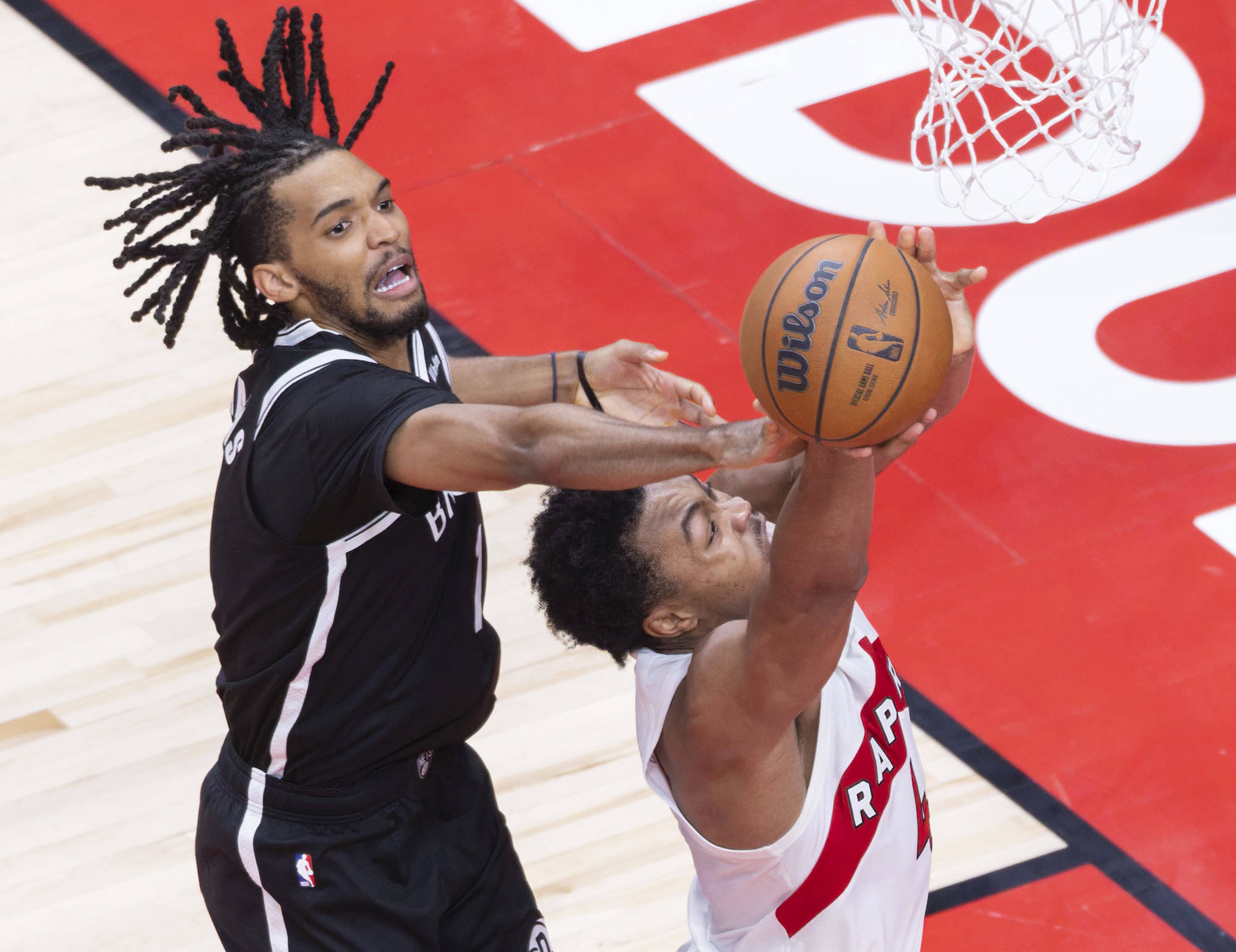 开云体育入口-赛地聚焦——NBA总决赛关键时刻热度飙升,多伦多猛龙防线松动,信心回归,训练强度明显提升