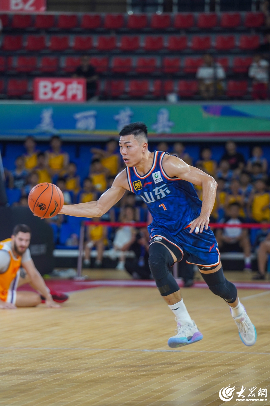 加时末段山东男篮调整名单以备欧超杯；更衣室发声环节打磨；赛场秩序良好；更衣室氛围转暖的简单介绍